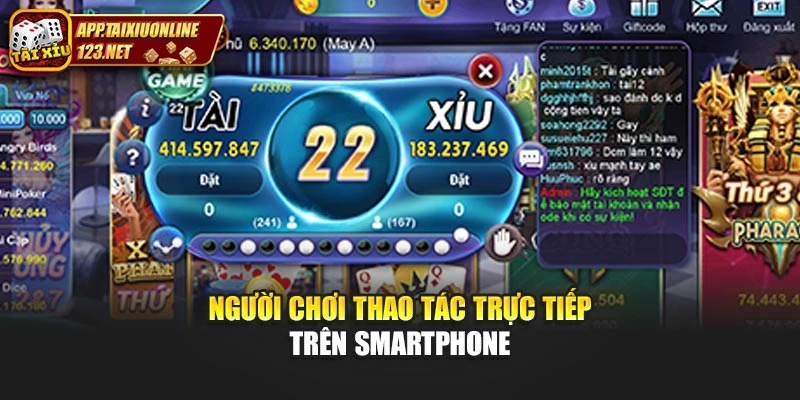 Người chơi thao tác trực tiếp trên smartphone